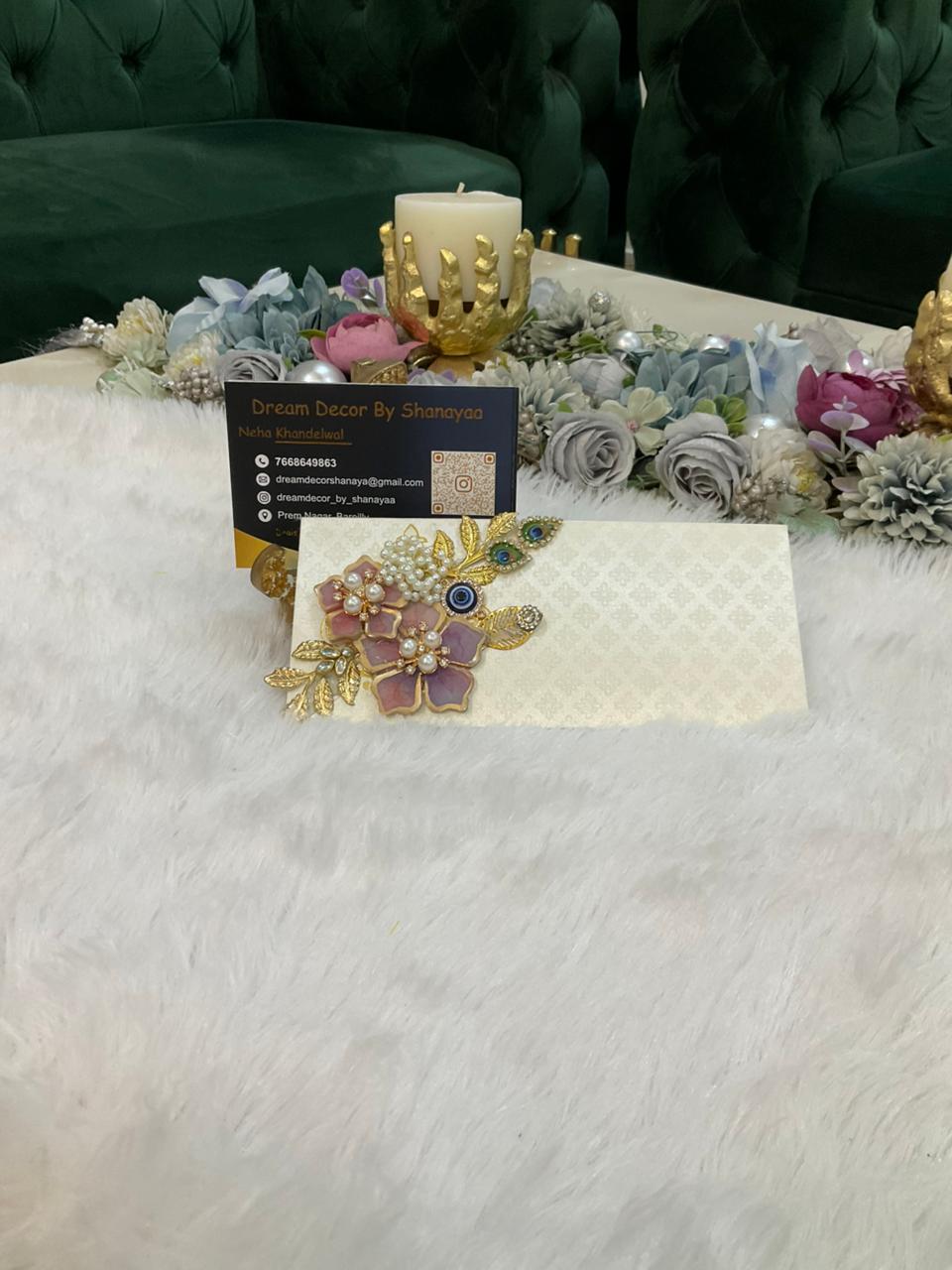 Designer paper envelope with resin broach - Ivory